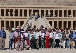 Los expedicionarios del grupo cultural Lantxabe posan en el templo de Hatshepsut.