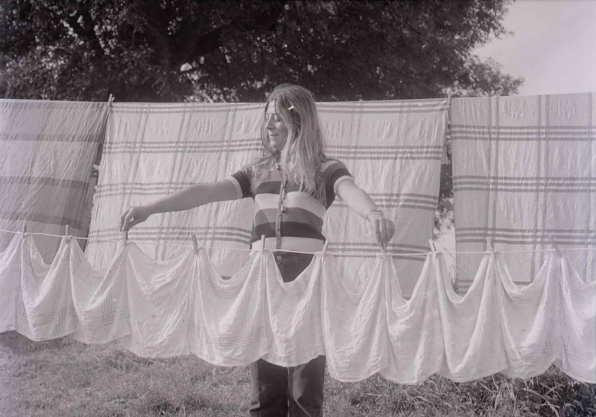 Esta mujer sin identificar no tenía problemas para tender la ropa en Igeldo.