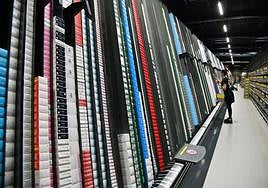 Una operaria repone medicamentos en la sede de la Distribuidora Farmacéutica de Gipuzkoa, en Zubieta.