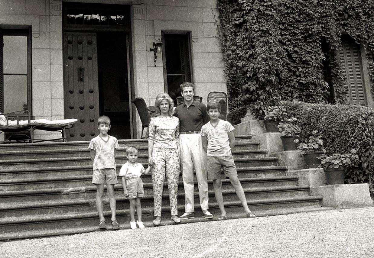 1958. Luis Martínez de Irujo y Cayetana Fitz-James, duquesa de Alba, con sus tres hijos mayores en el palacio de Arbaizenea de San Sebastián.