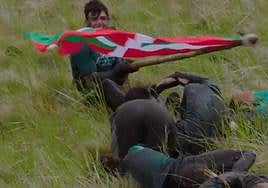 Anartz ondea la ikurriña en señal de victoria en El Conquis.