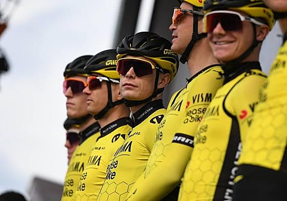 Jonas Vingegaard, en el centro de la imagen con su equipo en el control de firmas de este martes en Irun.