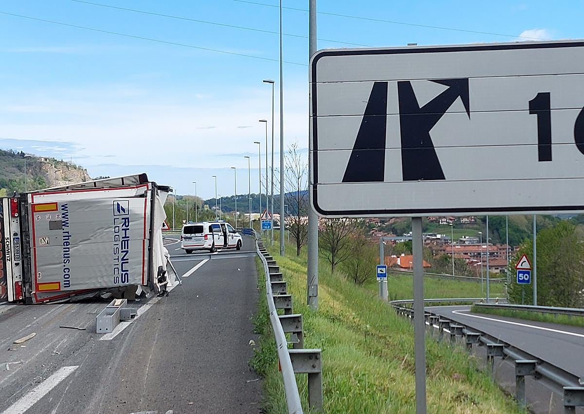 Imagen secundaria 1 - Reabierta la A-15 en Urnieta, sentido Donostia, tras estar cortada cerca de nueve horas