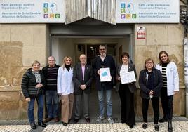 Begoña Olaiz, Eugenio Lloret, Iratxe Beitia, José Manuel Amador, Eneko Goia, Mariaje Idoeta, Yolanda Sarasola y Lourdes Carrasco, en la entrada de la sede de ATECE Gipuzkoa.