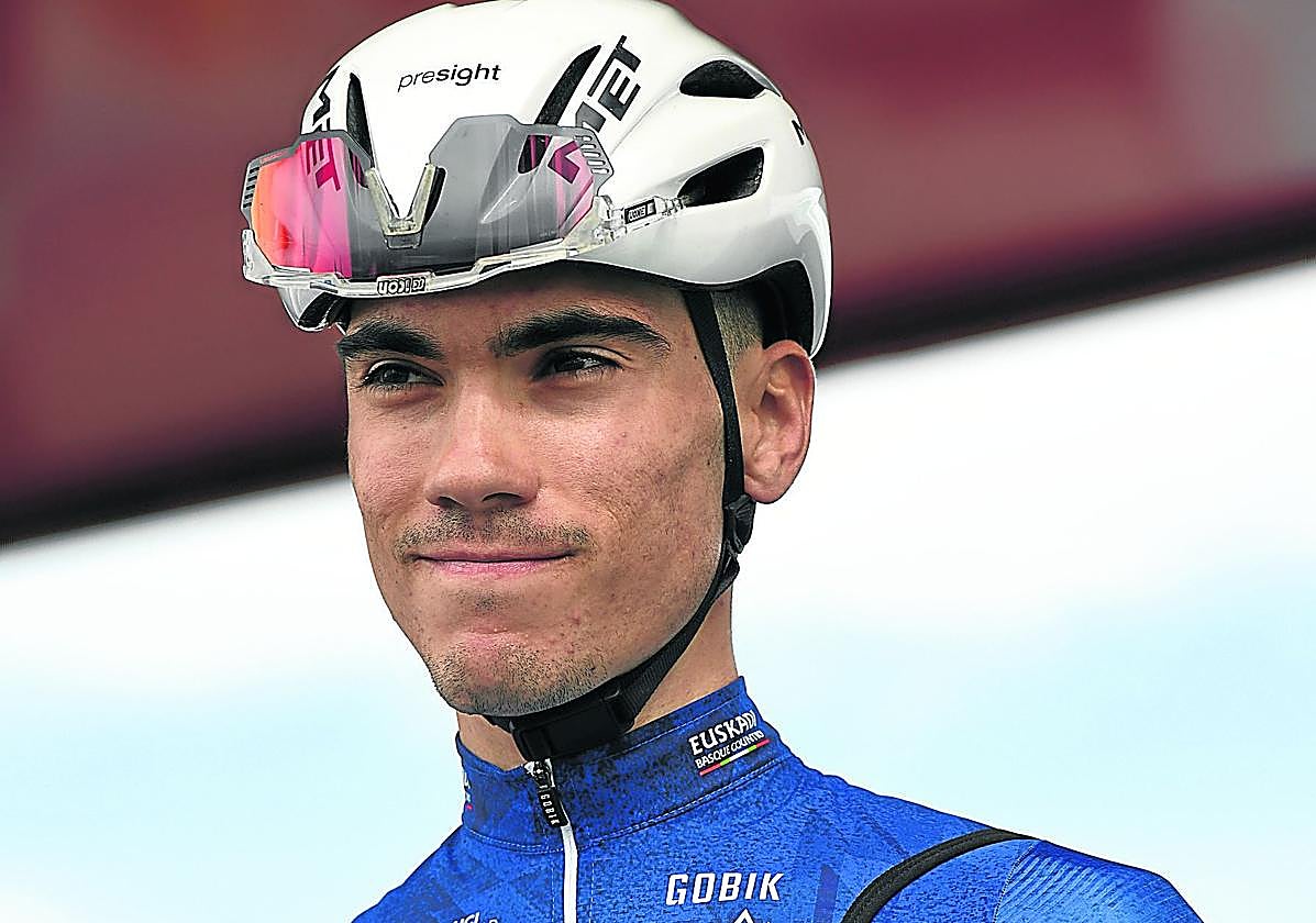 Juan Ayuso, en el podio de la Itzulia