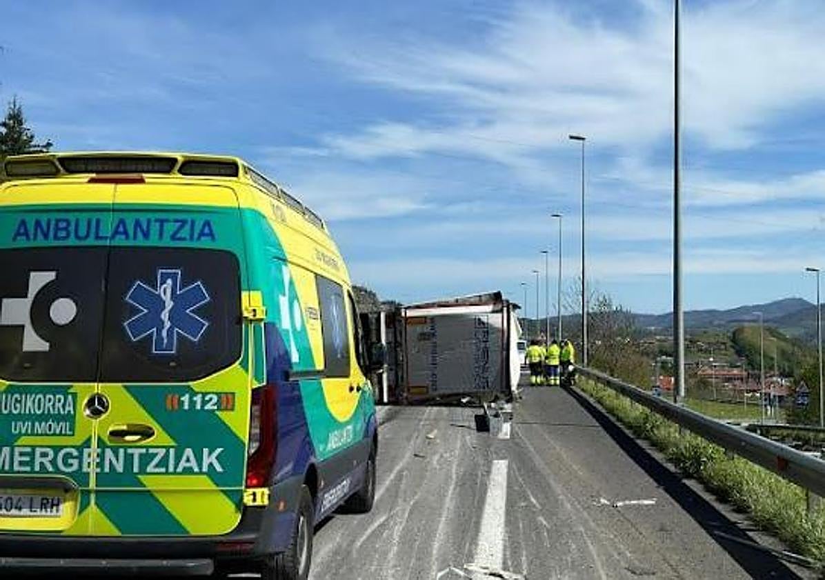 Imagen principal - Reabierta la A-15 en Urnieta, sentido Donostia, tras estar cortada cerca de nueve horas