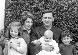 Rocío Laffon y Luis Martín-Santos en 1961 con sus hijos Rocío, Luis y, en brazos, Juan Pablo en el jardín de Villa Alcolea