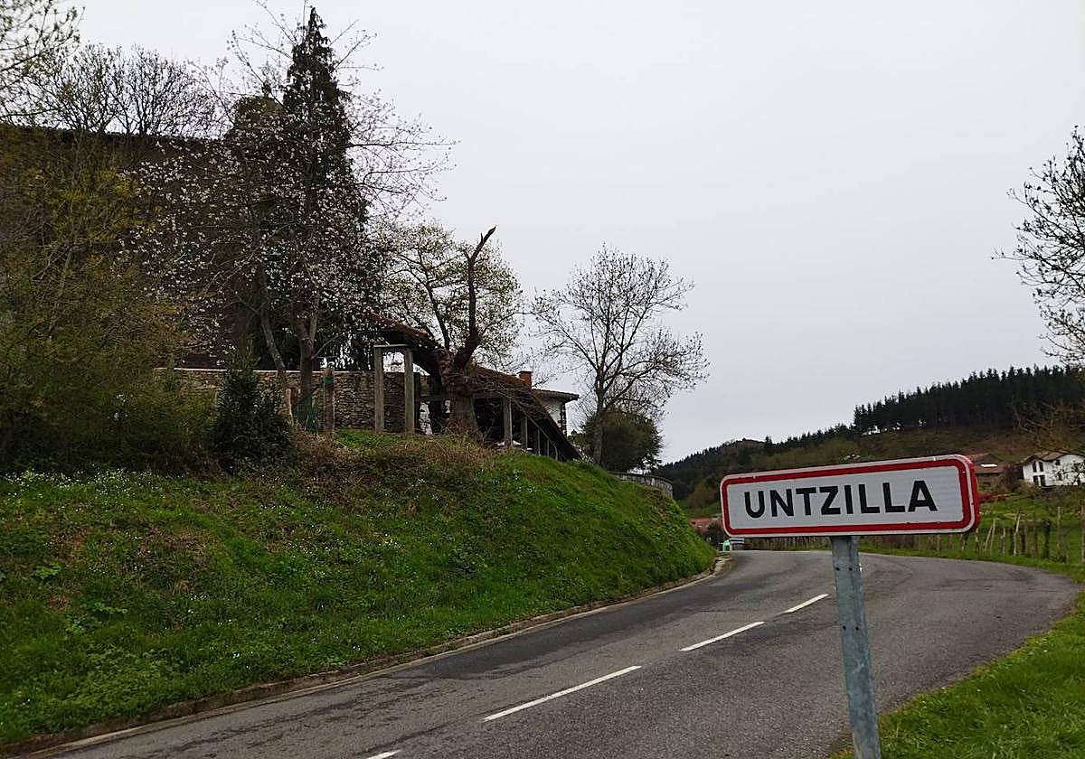 El alto de Untzilla, con la iglesia de San Pedro a la izquierda.