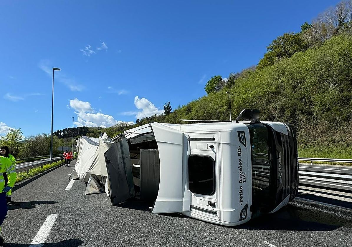 El camión volcado.