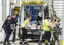 Vingegaard, en la camilla con un collarín y con oxígeno, a su llegada al hospital de Txagorritxu en Vitoria.