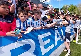 Turrientes firma autógrafos el miércoles en Zubieta.