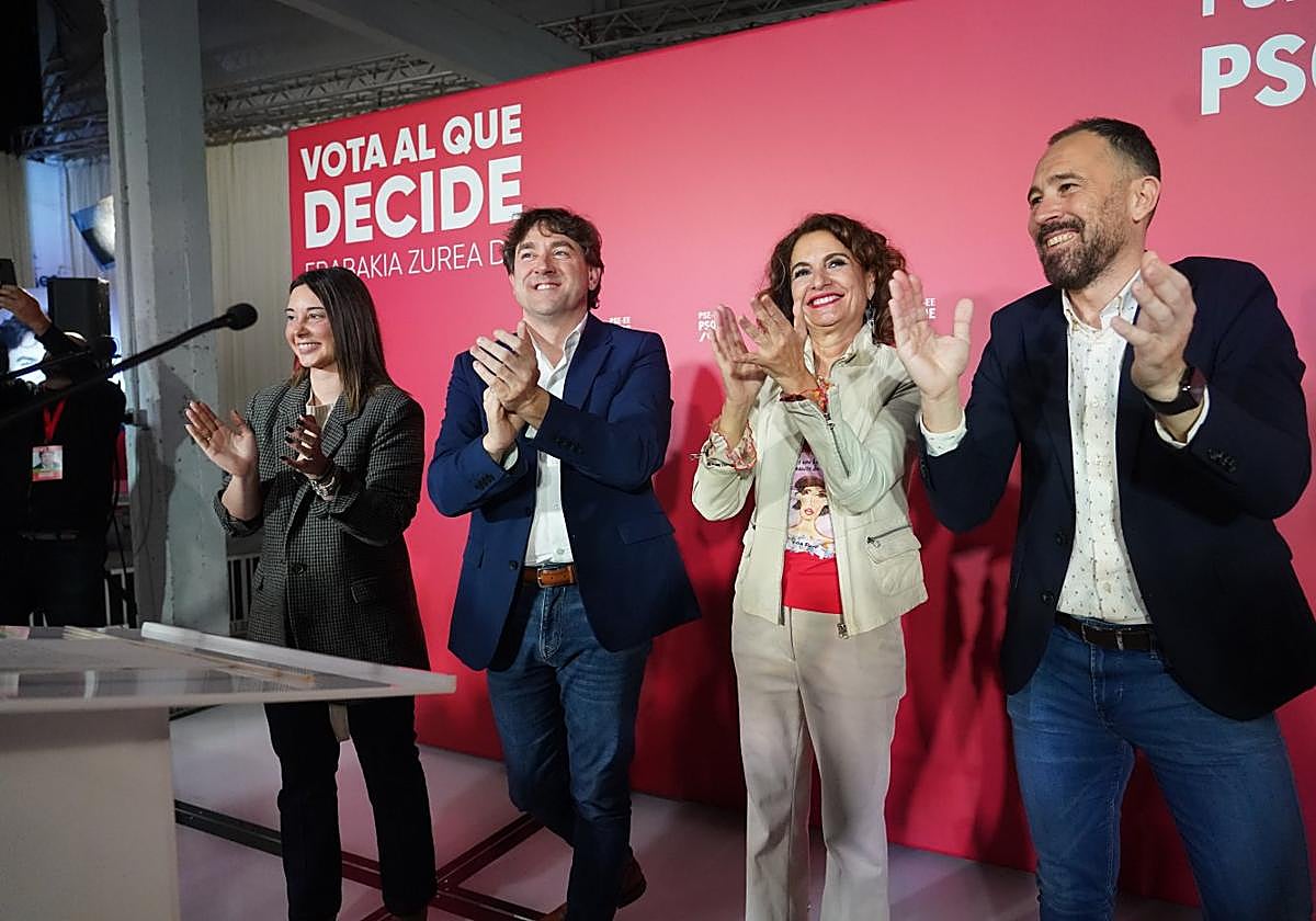 Aroa Jilete, Eneko Andueza, María Jesús Montero y Denis Itxaso, en la apertura de campaña en Bilbao.
