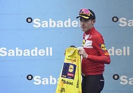 El nuevo líder, Mattias Skjelmose, no quiso enfundarse el maillot amarillo en el podio de Legutio en señal de respeto por sus compañeros caídos.