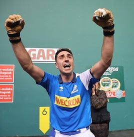 Peio Etxeberria celebra su triunfo en el Parejas