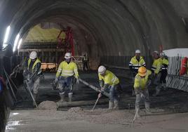 Operarios trabajan dentro de los túneles del Topo.