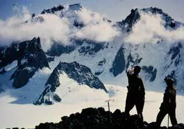 La película cuenta una aventura que combina alpinismo y navegación.