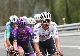 Isaac del Toro encabeza un grupo en la ascensión a Muniketagaina.