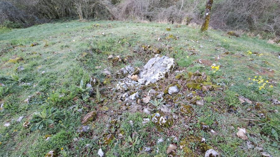 El monumento megalítico sobre la cima de Larrazpil