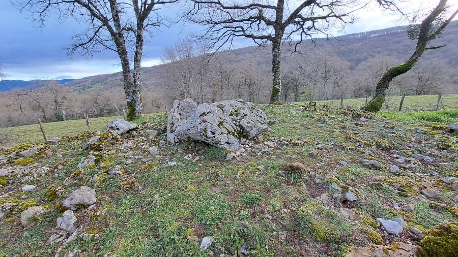 El monumento megalítico sobre la cima de Larrazpil