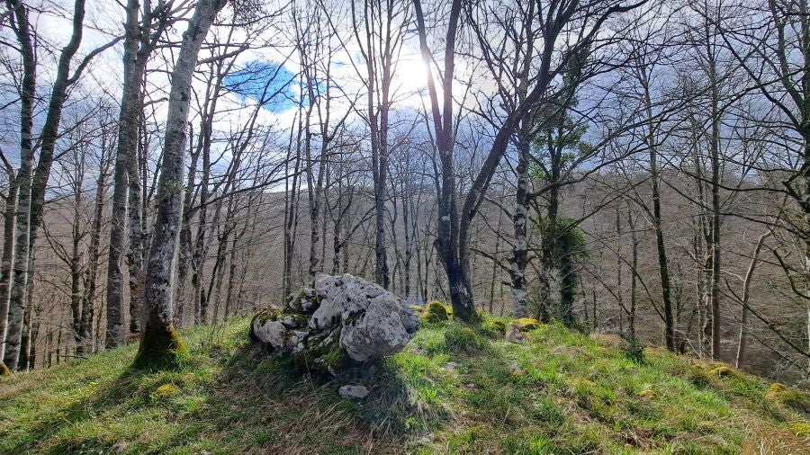 El monumento megalítico sobre la cima de Larrazpil