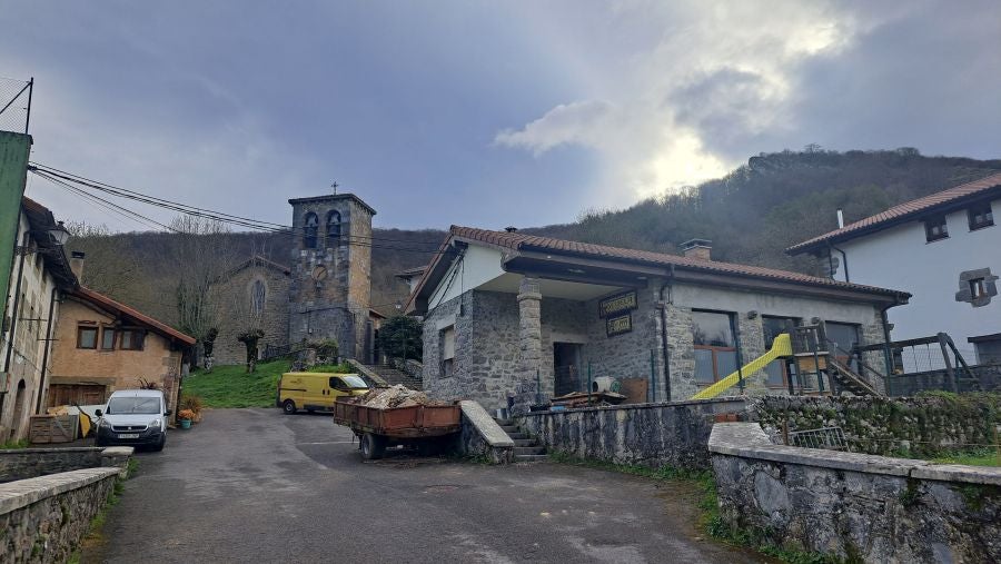 El monumento megalítico sobre la cima de Larrazpil