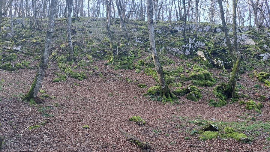 El monumento megalítico sobre la cima de Larrazpil