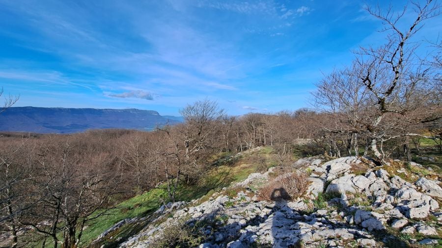 El monumento megalítico sobre la cima de Larrazpil