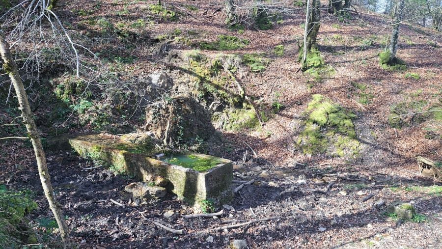 El monumento megalítico sobre la cima de Larrazpil