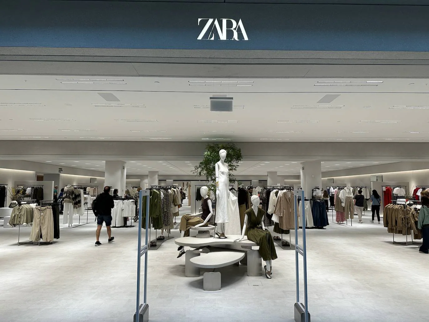Zara inaugura su nueva tienda en Garbera