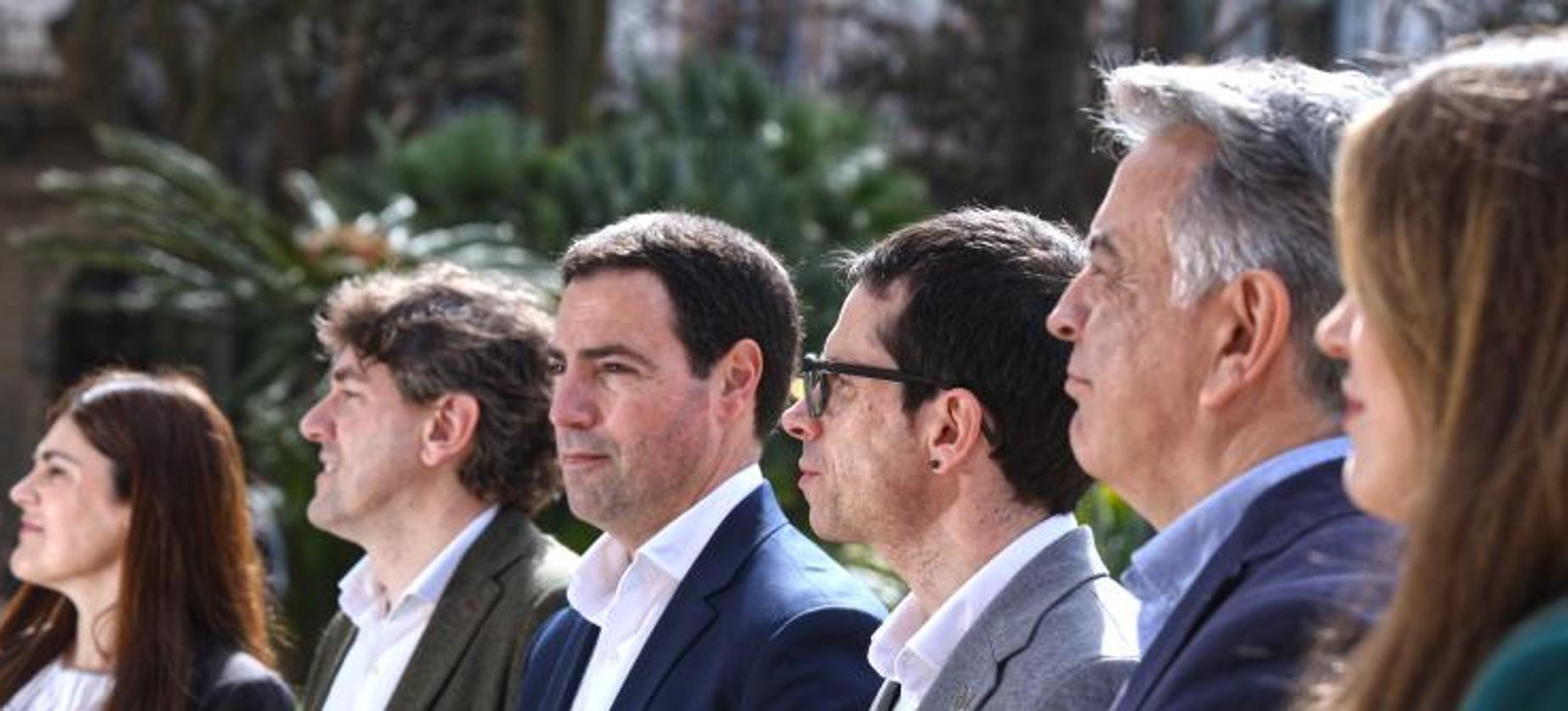 Miren Gorrotxategi (Podemos), Eneko Andueza (PSE), Imanol Pradales (PNV), Pello Otxandiano (EH Bildu), Javier de Andrés (PP) y Alba García (Sumar), en el primer encuentro de candidatos que celebró DV hace veinte días en la plaza Gipuzkoa de Donostia.