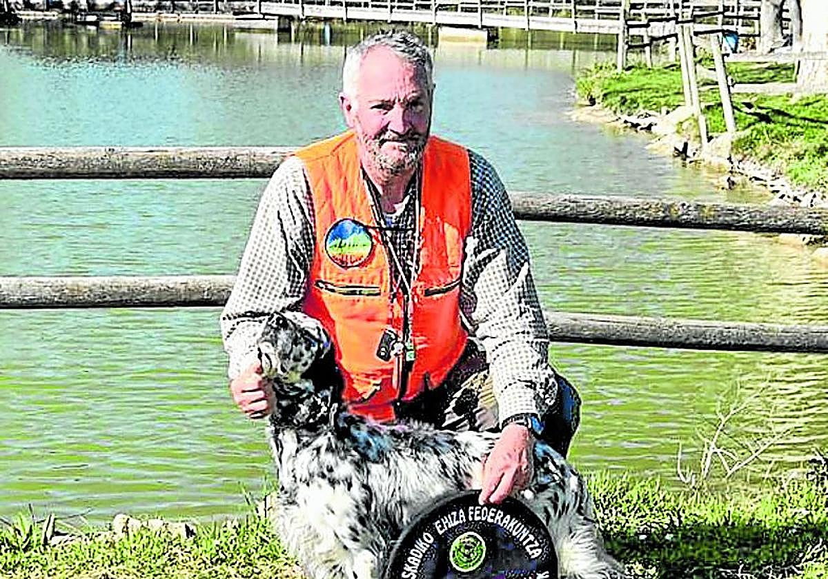 Joxan Rekondo, junto a su setter inglés 'Ardamendi Judas'.