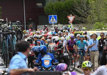 El director del Lidl-Trek señala que la caída masiva fue culpa de los ciclistas y critica a Evenepoel y Landa