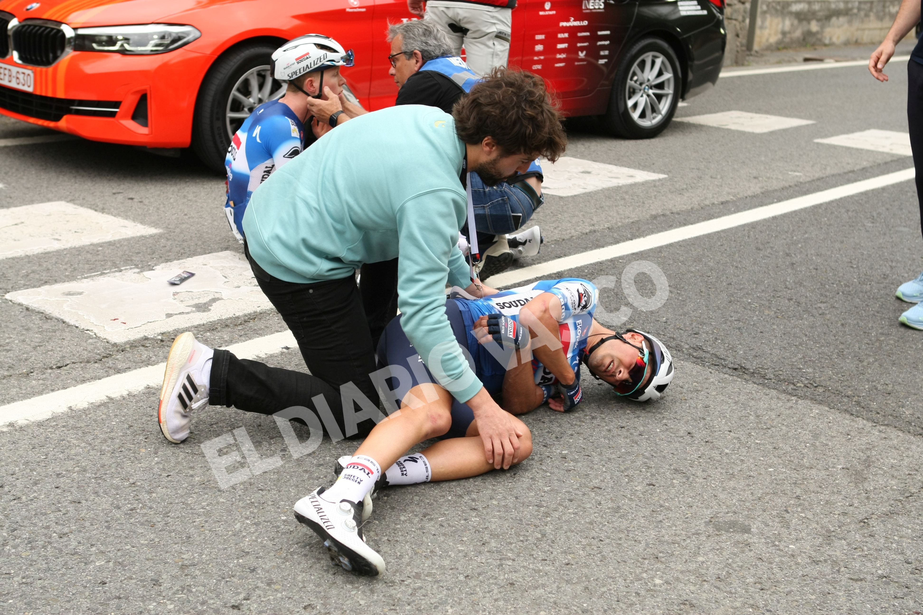 Mikel Landa sobre el asfalto tras sufrir la caída.