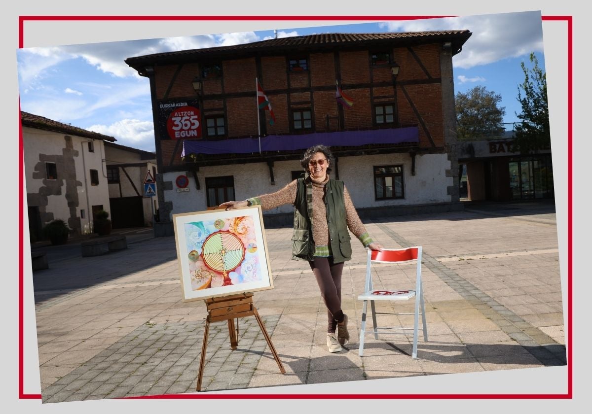 Edurne Sudupe, en la plaza con su última creación.