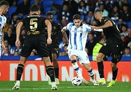 Zakaharyan trata de zafarse del marcaje de varios jugadores del Cádiz.