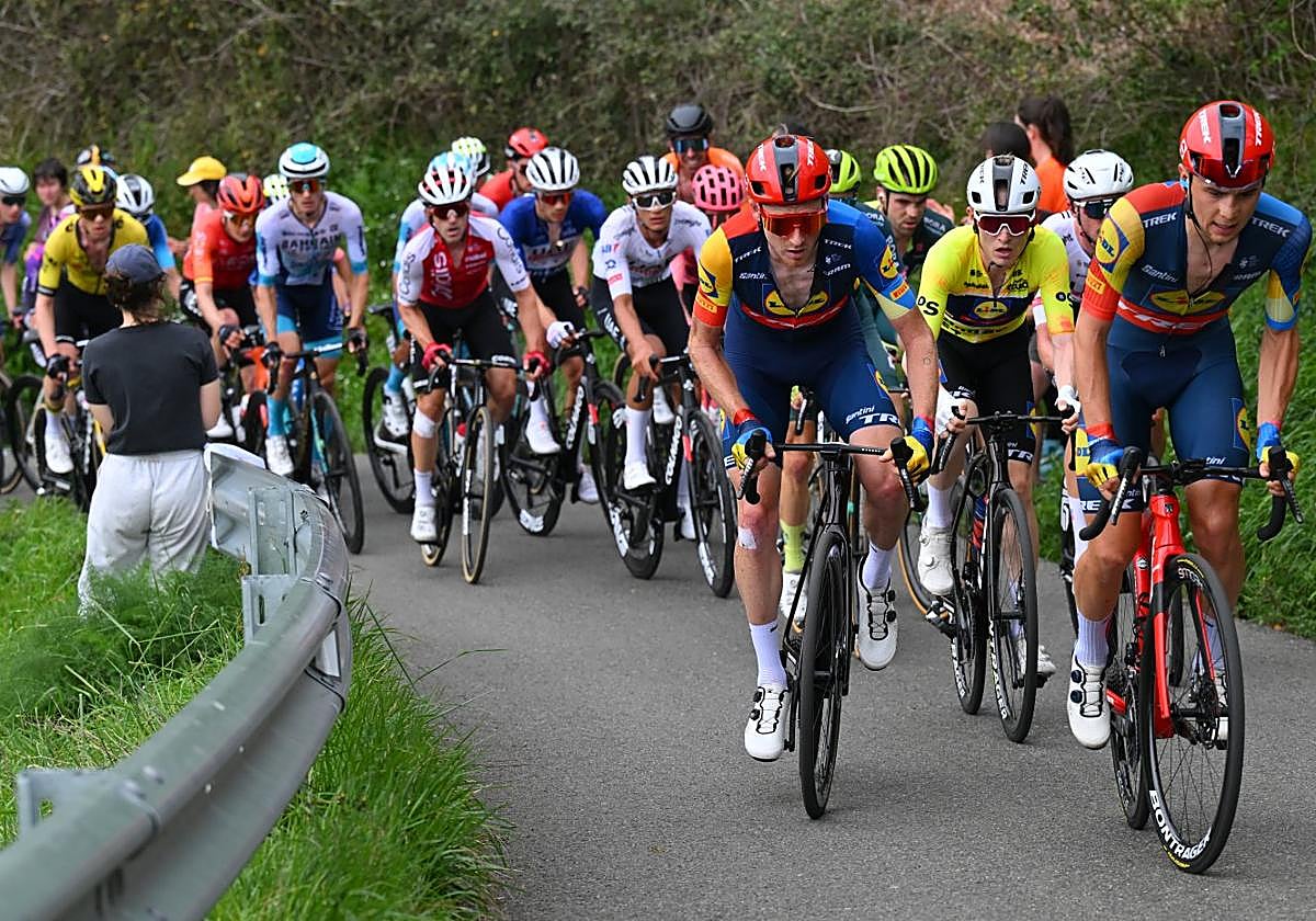 qTao Geoghegan Hart y Bagioli arropan a Skjelmose en la ascensión al santuario de Arrate por Krabelin.