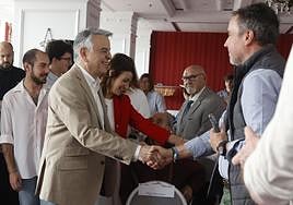 Javier de Andrés saluda a Iñigo Manrique en el acto de este sábado en San Sebastián.