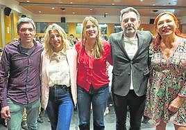 Yolanda Díaz y Alba García, junto a miembros de Sumar Euskadi.