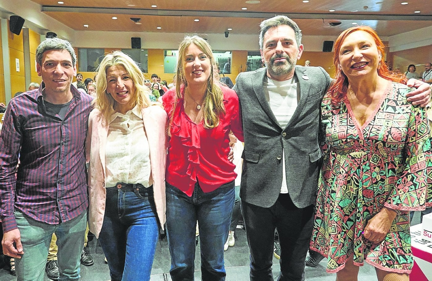 Yolanda Díaz y Alba García, junto a miembros de Sumar Euskadi.