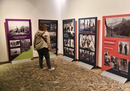 Una veintena de paneles recogen las 120 fotografías que ilustran la exposición.