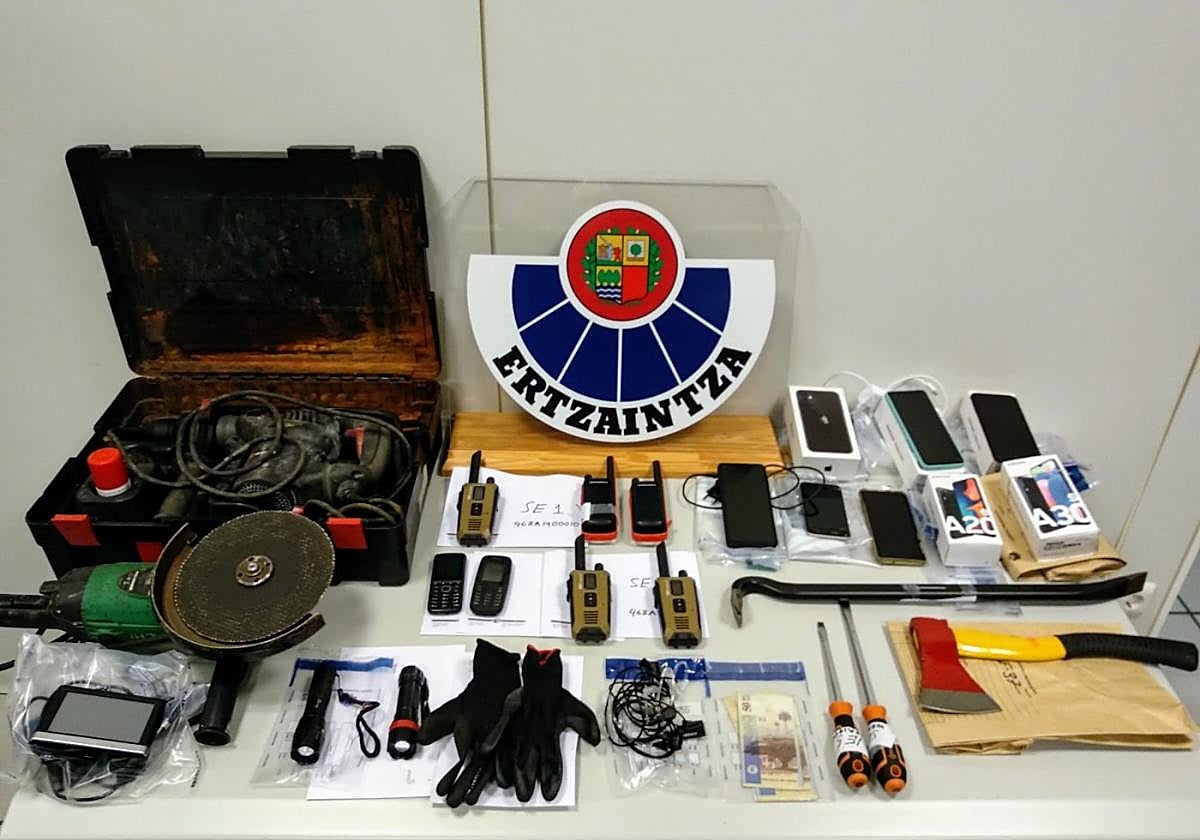 Parte del material que le fue incautado a la banda tras su detención, en octubre de 2020.