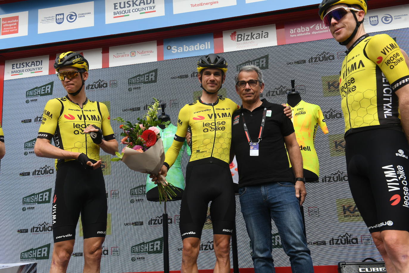 Milan Vader abrazado al doctor Tomás Rodríguez, cuya intervención fue vital para salvarle la vida tras una caída en la Itzulia el 8 de abril de 2022