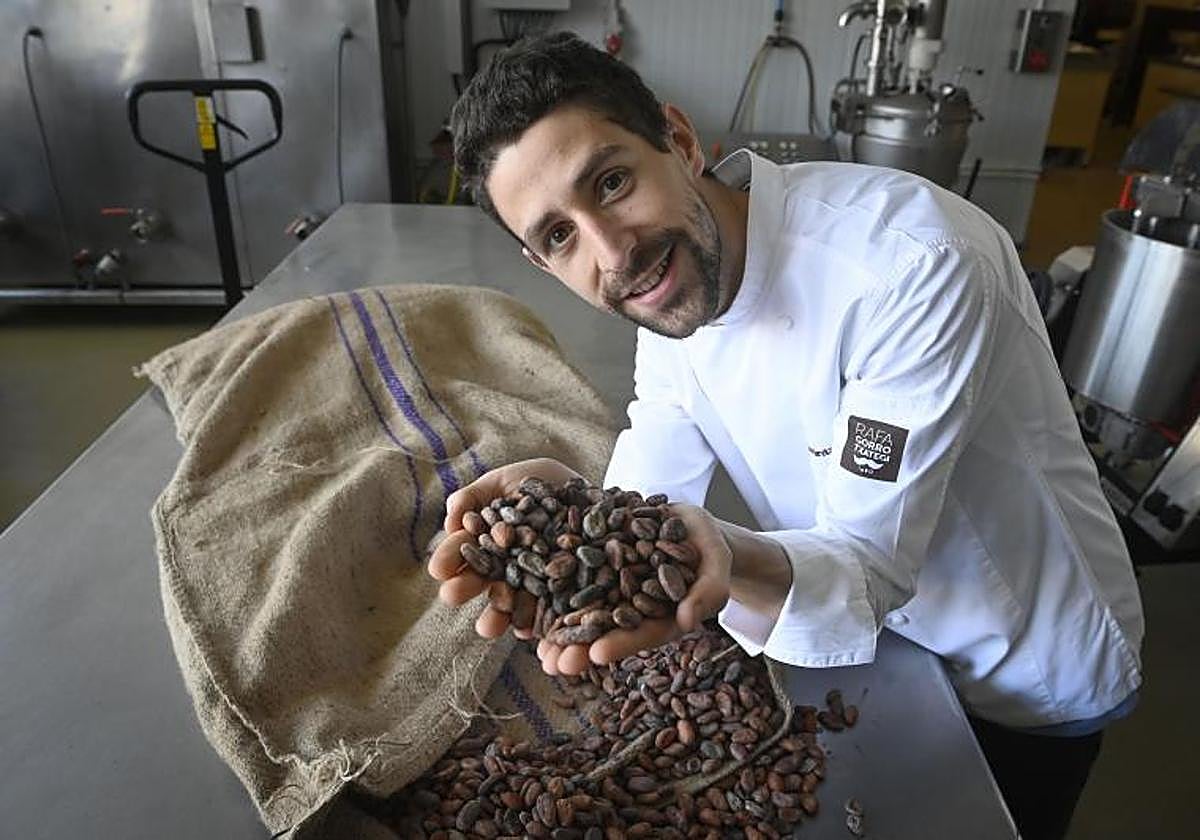 Armintz Gorrotxategi, hijo del artesano guipuzcoano Rafa Gorrotxategi, muestra el cacao con el que después realizan el chocolate en su obrador de Tolosa.
