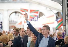 El presidente del PP Alberto Núñez Feijóo, ayer junto al candidato a lehendakari Javier de Andrés, en Vitoria.