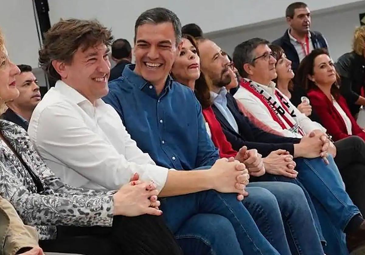 Andueza y Sánchez bromean durante el mitin celebrado en Vitoria.