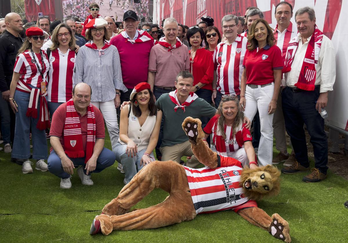 Iñigo Urkullu posa con Jon Uriarte, Juan Maria Aburto y José Ángel Iríbar en su visita a la 'Fan Zone' del equipo bilbaíno.