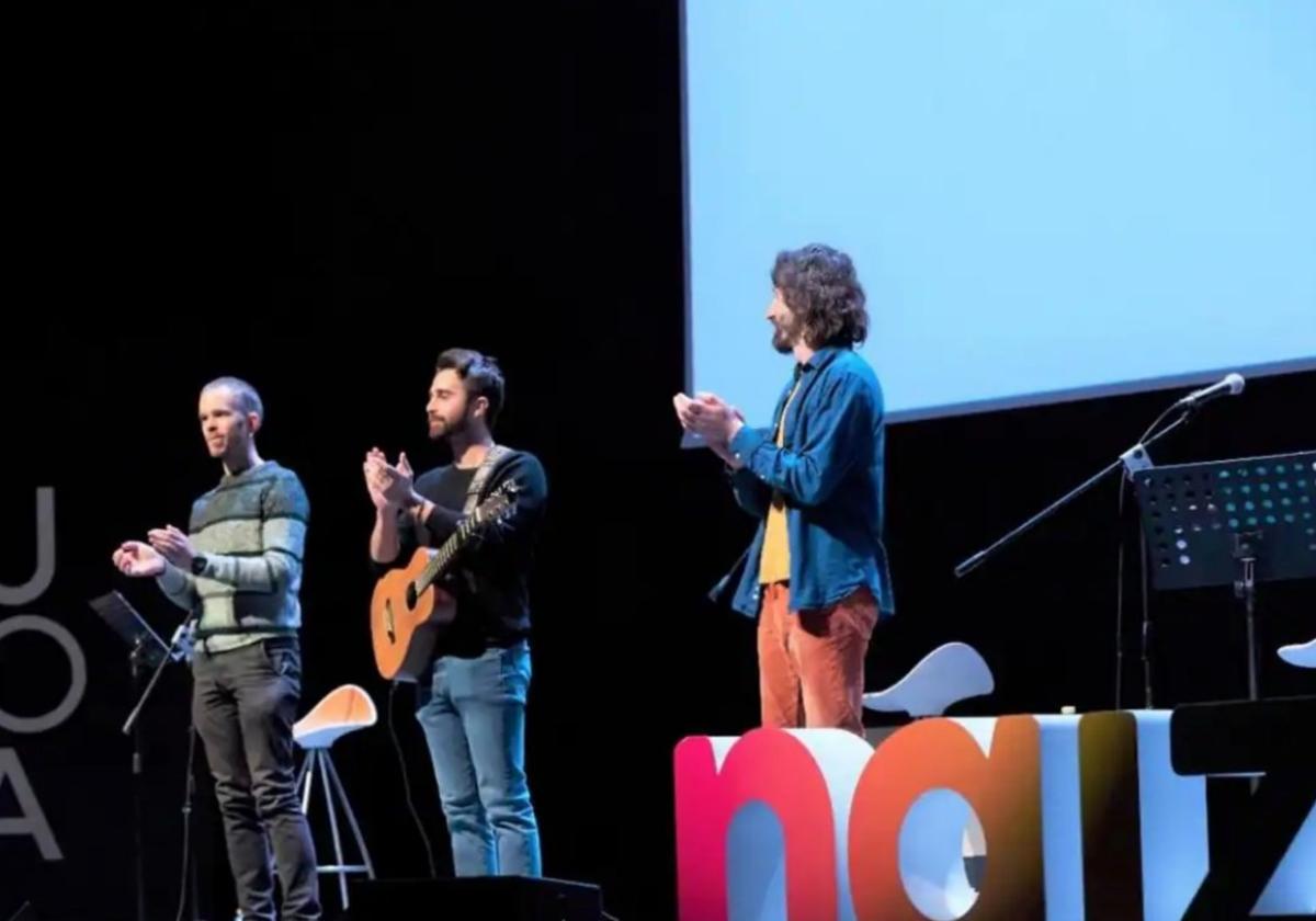 Ekaitz Goikoetxea, Xabier Crehuet y Aingeru Mayor presentaron Popatik band en la fiesta anual de Naizen.