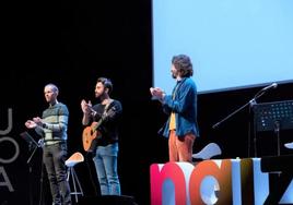 Ekaitz Goikoetxea, Xabier Crehuet y Aingeru Mayor presentaron Popatik band en la fiesta anual de Naizen.