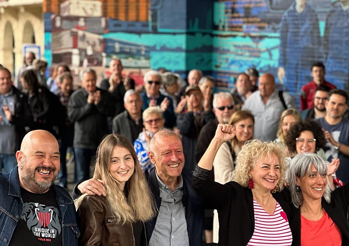 Roberto Uriarte, a la derecha, en el acto de este domingo.