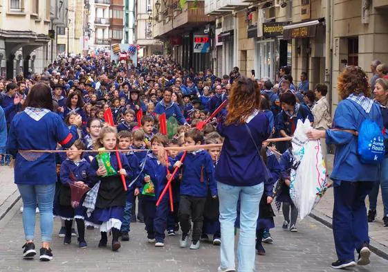 Una gran comitiva azul recorre las calles durante la tamborrada infantil.